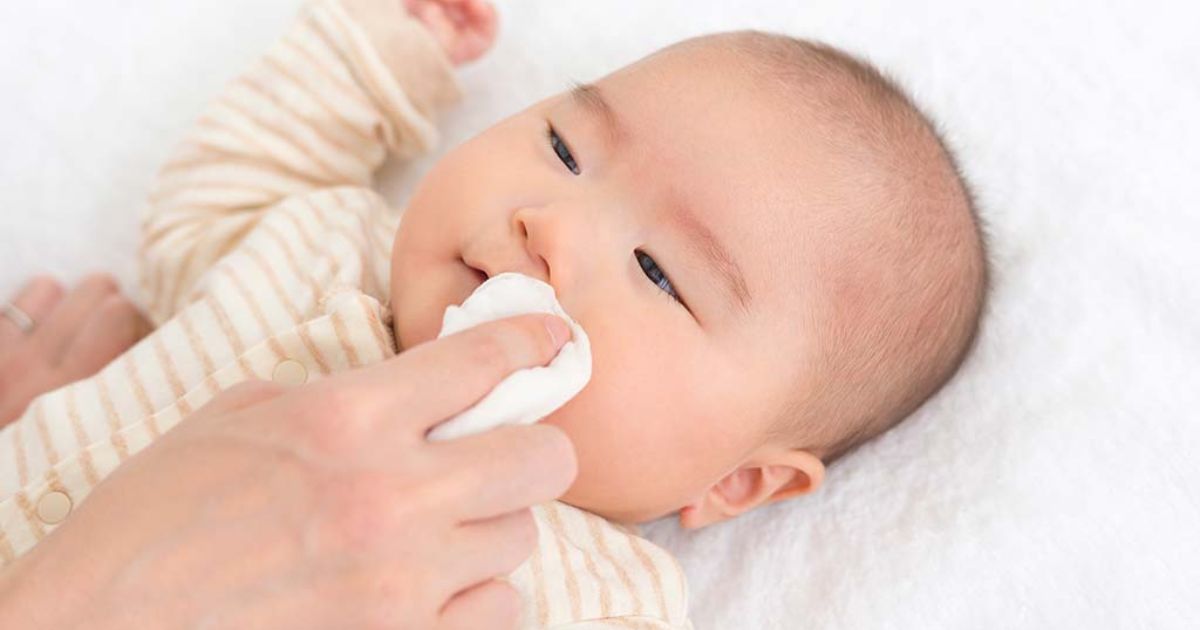 tips membersihkan lidah bayi